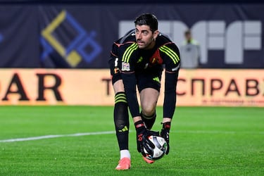 Courtois regresó a la selección de Bélgica en 2025, tras casi dos años de ausencia, perdiéndose así la EURO 2024, motivada por un conflicto con el anterior seleccionador, Domenico Tedesco. El portero del Real Madrid se sintió irrespetado por no ser nombrado capitán en su partido número 100 y decidió apartarse del equipo. Con la llegada de Rudi García al banquillo, Courtois expresó su deseo de volver, aclaró malentendidos con sus compañeros y se mostró comprometido con el objetivo de disputar el Mundial de 2026.
