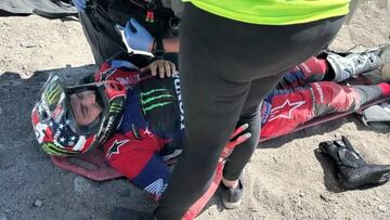 Skyler Howes, siendo atendido tras la caída.