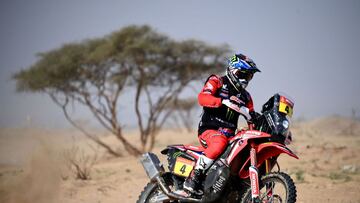 Honda&#039;s Chilean biker Jose Ignacio Florimo Cornejo rides during a driving session on the eve of technical checkup in Jeddah, on December 31, 2020 ahead of the 2021 Dakar Rally, which this year will take place in Saudi Arabia from January 3 to 15, 2021. (Photo by FRANCK FIFE / AFP)