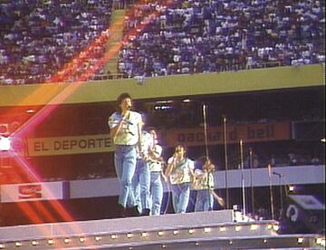 El Estadio Azteca se estrena como un recinto de conciertos con la presentación de Menudo. El grupo superó las expectativas y reunió a 105 mil personas. Televisa grabó y difundió el concierto como “La noche que el Azteca cantó”.
