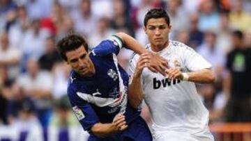 Marc Bertrán, lateral derecho del Tenerife y uno se los fijos en los esquemas del técnico José Luis Oltra, será baja durante unos cuatro meses tras la dura entrada que le realizó ayer a la media hora de juego el jugador holandés del Real Madrid Royston Drenthe.