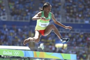 El pundonor de Etenesh Diro admiró al mundo. La atleta etíope se vio involucrada en una caída múltiple en la prueba de los 3.000m obstáculos, y perdió una de sus zapatillas. Intentó colocársela, pero al ver que perdía tiempo, decidió seguir corriendo descalza para acabar la prueba, de la que restaba algo más de un kilómetro. Consiguió avanzar puesto, pero no pudo clasificarse para la final y tuvo que ser atendida.