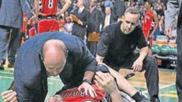 <b>CAÍDO EN COMBATE. </b>Scott McCullough, 'trainer' de los Raptors, habla a Jorge sobre la pista de Boston.
