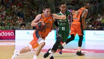 GRAF5498. MÁLAGA, 28/09/2018.- El base del Valencia Basket Sam Van Rossom (i) con el balón ante la defensa del base estadounidense del Unicaja Brian Roberts durante el partido de la primera jornada de Liga Endesa que disputan en el Palacio d