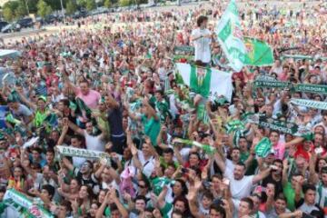 El Córdoba festeja el ascenso con su afición