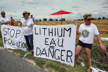 Seguidores del Tour de Francia disfrutando del paso de los ciclistas desde la cuneta