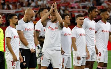 El Sevilla salió al terreno de juego con una camiseta en apoyo a Hermoso donde pone '#SeAcabó' antes del inicio del encuentro ante el Girona.