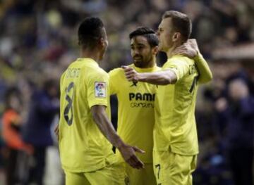 Los jugadores del Villarreal, el nigeriano Ikechuwku Uche, Bruno y el ruso Denis Cherychev, celebran el primer gol del equipo castellonense, durante el encuentro correspondiente a la jornada diecinueve de primera división.