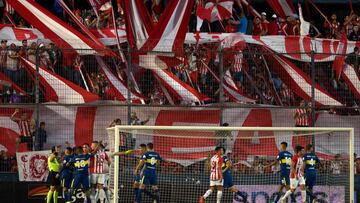 Boca Juniors and Estudiantes&#039; footballers argue with Argentinian referee Fernando Espinoza (L) during their Argentina First Division Superliga football match at Centenario stadium, in Quilmes southeast Buenos Aires, on December 10, 2017.