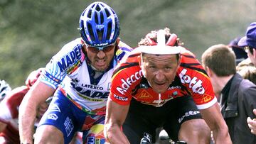 El ciclista belga Andrei Tchmil y el tambi&eacute;n belga Johan Museeuw ruedan en la subida al Tenbosse en el Tour de Flandres del a&ntilde;o 2000.