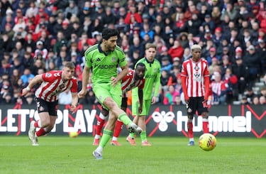 Raúl Jiménez, fundametal con el Fulham