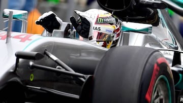 Lewis Hamilton con el Mercedes en Bakú.