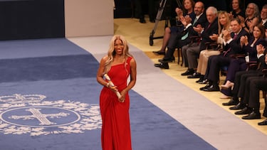 Serena Williams reacciona a los aplausos tras recibir el Premio Princesa de Asturias para el Deporte en Oviedo.