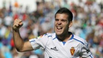 Víctor Rodríguez celebra un gol con el Real Zaragoza.