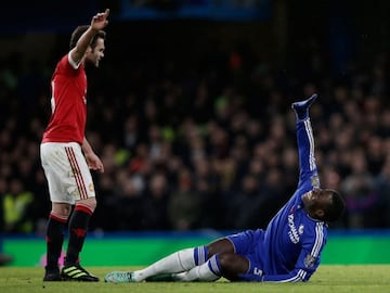 El defensor francés Kurt Zouma, tuvo una impresionante lesión en febrero del 2016 en un partido ante Manchester United jugando para el Chelsea, luego de saltar por un balón y caer de forma estrepitosa. 