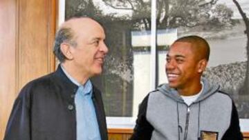 <b>ACTO SOCIAL. </b>Robinho regaló una camiseta firmada ayer al gobernador de Sao Paulo.