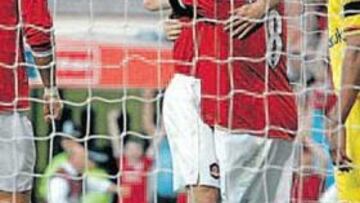<b>PAREJA DE ASES. </b>Giggs abraza a Rooney tras su segundo gol con Cristiano Ronaldo de testigo.
