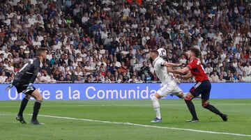 Jugada del penalti. David García empuja a Karim Benzema y el árbitro, tras ver la acción en el VAR, pita la pena máxima.