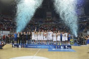 El Real Madrid celebra el título de Supercopa.