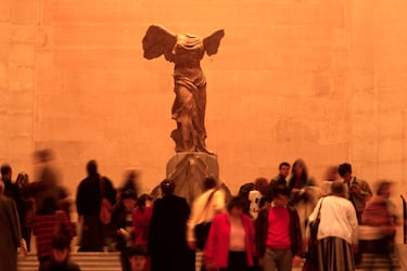 La famosa escultura helenística La Victoria de Samotracia (Victoire de Samothrace o Niké de Samotracia), es una de las tres obras maestras más importantes y populares del Museo del Louvre. La escultura de mármol de 2.75 metros de altura, que representa a la diosa Niké (Victoria), se exhibe en este punto elevado para recrear la forma en que fue concebida originalmente: como un mascarón de proa conmemorando una victoria naval en el Santuario de los Grandes Dioses en la isla griega de Samotracia.