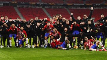 Los jugadores y t&eacute;cnicos del Granada, celebrando el pase a cuartos de final.