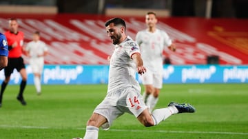 Gayà en un partido con la Selección.