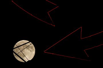 La luna se eleva tras un cartel antiguo en la cima de un edificio de apartamentos en el centro de la ciudad, el mi¨¦rcoles 16 de octubre de 2024, en Kansas City.