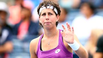 Carla Suarez saluda tras su victoria ante Venus Williams en la Rogers Cup.