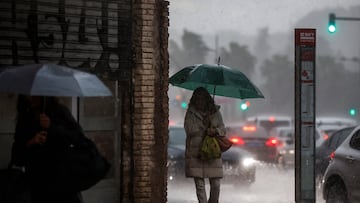 Dos mujeres caminan mientras se protegen de la lluvia con paraguas, a 11 de noviembre de 2022, en Valencia, Comunidad Valenciana (Espa?a). La Agencia Estatal de Meteorolog¨ªa (Aemet) mantiene el aviso de nivel amarillo por lluvias en el litoral sur de Valencia y norte de Alicante y ha establecido el nivel naranja hoy en la costa de Valencia y Castell¨®n, por acumulados de 40 litros por metro cuadrado en una hora. En el litoral norte de Alicante, Aemet prev¨¦ que el episodio de lluvias comience con acumulados de hasta 30 litros por metro cuadrado en una hora.
11 NOVIEMBRE 2022;LLUVIA;AEMET;NIVEL AMARILLO;VALENCIA;ALERTA;EPISODIO
Rober Solsona / Europa Press
11/11/2022