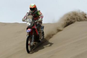 La piloto española Laia Sanz Pla-Giribert de Honda compite hoy, lunes 12 de enero de 2015, durante la octava etapa del rally Dakar 2015 entre Uyuni (Bolivia) e Iquique (Chile)