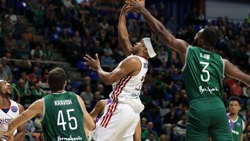 MÁLAGA (ANDALUCIA), 05/03/2024.- El alero canadiense Melvin Ejim (d), del Unicaja, intenta taponar a Tyrus Mgcee (c), del SIG Estrasburgo, durante el partido de la Liga de Campeones de baloncesto, entre el Unicaja y el SIG Estrasburgo, en el Palacio de los Deportes Jose María Martín Carpena de Málaga (Andalucia). EFE/Daniel Pérez