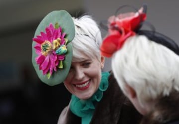 Grand National: Ladies' Day elegance from Aintree