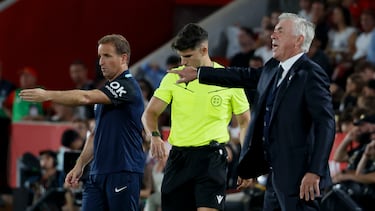Carlo Ancelotti, dando instrucciones a sus jugadores durante el partido ante el Mallorca.