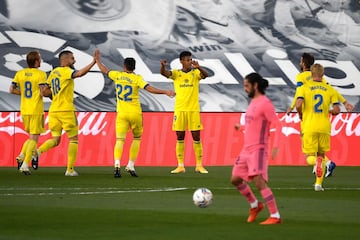 El jugador del Cádiz, Lozano, celebra con el resto del equipo el 0-1.