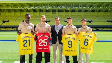 El Villarreal ha realizado la presetación de sus cuatro últimas incorporaciones a la plantilla. En la imagen (izqda a dcha), Tani Oluwasevi, Arnau Tenas, Georges Mikautadze y Manor Solomon, junto al consejero delegado Fernando Roig Negueroles. EFE/Andreu Esteban