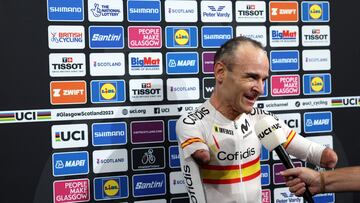 Spain's Ricardo Ten Argiles celebrates winnning the men's para-cycling C1 Scratch Race Final race during the UCI Cycling World Championships in Glasgow, Scotland on August 7, 2023 (Photo by Adrian DENNIS / AFP)