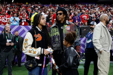 Jay Z presente en el Allegiant Stadium acompañado de su hija Blue Ivy, que comparte con Beyoncé.