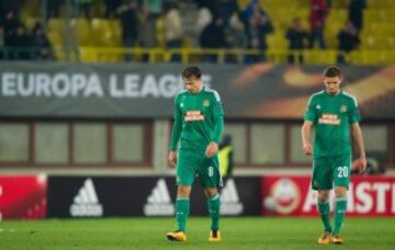 Jugadores del Rapid Viena se lamentan al final del partido entre el Rapid Viena y el Valencia 