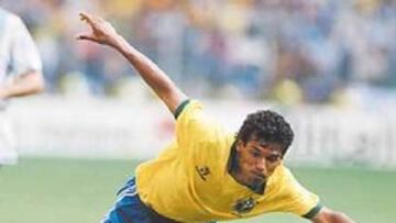 <b>ITALIA 90.</b> Ruggeri entra en falta a Muller durante el Argentina-Brasil de 1990 en el Mundial de Italia.