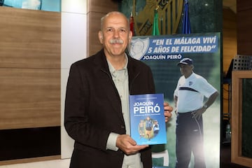 Juan Carlos Casas con el libro.