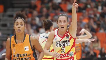 María Bettencourt y Laia Pala, durante el partido entre el Valencia y el Girona.