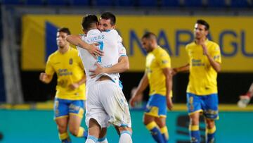 Borja Valle celebra con Lucas P&eacute;rez el segundo gol del Deportivo en el partido de vuelta de Copa ante Las Palmas.