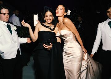 La cantante española, Rosalía, posa a la cámara junto a la modelo, empresaria y personalidad de televisión estadounidense, Kylie Jenner.