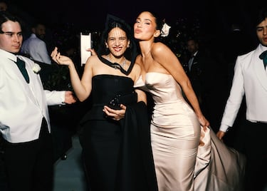 La cantante española, Rosalía, posa a la cámara junto a la modelo, empresaria y personalidad de televisión estadounidense, Kylie Jenner.