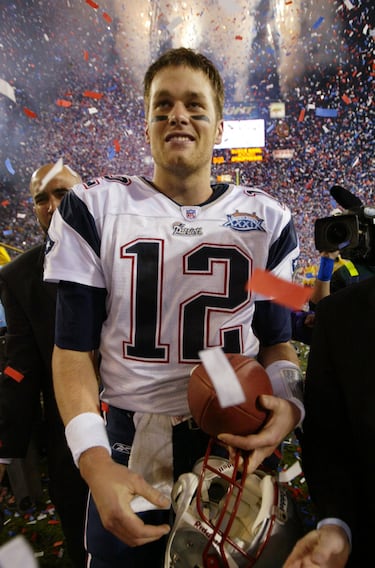 06/02/05. New England Patriots gana 24-21 a Philadelphia Eagles. Tomb Brady consigue su tercer trofeo Vince Lombardi.