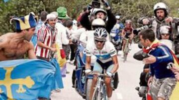 <b>EL MOMENTO. </b>Alberto Contador se despega de Joaquín Rodríguez en las rampas más duras del Angliru. Valverde circulaba algo más atrás.