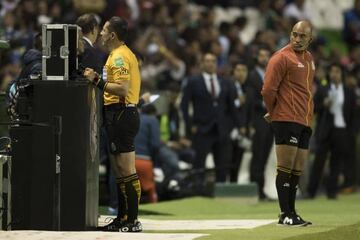El árbitro Diego Montaño revisa la jugada polémica del penalti a favor de Léon en el VAR