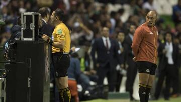El árbitro Diego Montaño revisa la jugada polémica del penalti a favor de Léon en el VAR