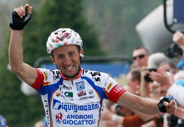 El ciclismo lloró otra perdida en la carretera. Davide Rebellin falleció el 30 de noviembre, a la edad de 51 años, tras ser atropellado por un camión mientras se entrenaba. El italiano, que se había retirado oficialmente en octubre tras una longeva carrera, se despidió con un total de 62 victorias y 19 participaciones en grandes vueltas. En los Juegos Olímpicos de Pekín 2008, para la memoria española, siempre quedará su lucha por el oro con Samuel Sánchez, aunque luego se quedó sin medalla por una sanción por dopaje. En sus tres decenios en activo, Rebellin vivió un momento dorado cuando se convirtió en el primer corredor en ganar en cadena el conocido tríptico de las Ardenas: la Flecha Valona, la Lieja-Bastoña-Lieja y la Amstel Gold Race. También lucen en su historial una Clásica de San Sebastián, una etapa del Giro, donde llegó a vestir de rosa, una Tirreno-Adriático y una París-Niza.