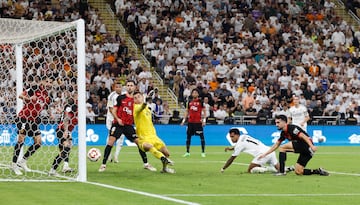 1-0. El inglés inicia la jugada con Mbappé que centra a Vinicius, alcanza la línea de fondo y cuelga el balón. Rodrygo, de cabeza, estrella el esférico al palo creando una segunda jugada en la que Kylian remata y rechaza Greif. En el rebote, Bellingham aprovecha para anotar con derecha.